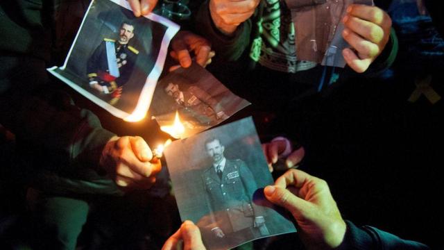 Unos manifestantes queman fotografías de Felipe VI en Girona en 2018.