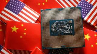Un chips sobre banderas de EEUU y China.