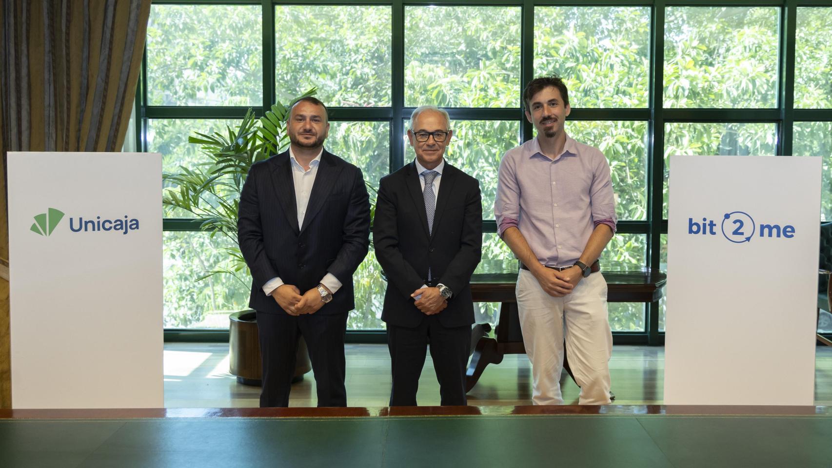 Andrei Manuel (izq), COO y cofounder de Bit2Me, Isidro Rubiales, CEO de Unicaja, y Leif Ferreira, CEO y cofundador de Bit2Me.