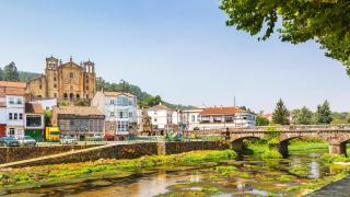 Vista general del Puente de Santiago y la villa de Padrón