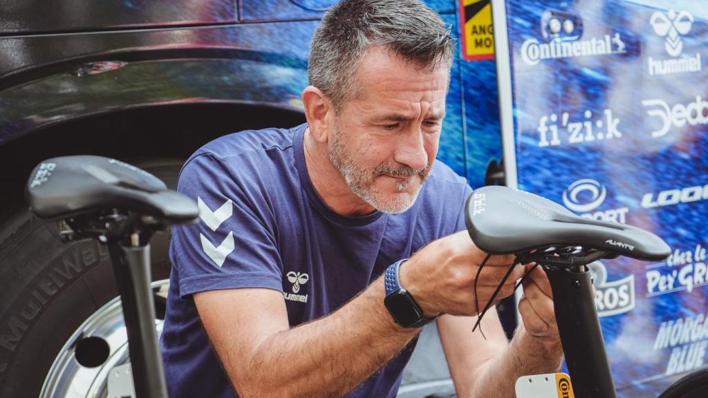Luis Lamas arreglando una bicicleta del Decathlon AG2R La Mondiale Team.