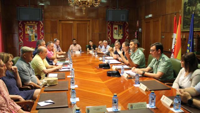 Reunión del subdelegado del Gobierno, Ángel Blanco con los alcaldes de las localidades donde están los cuarteles