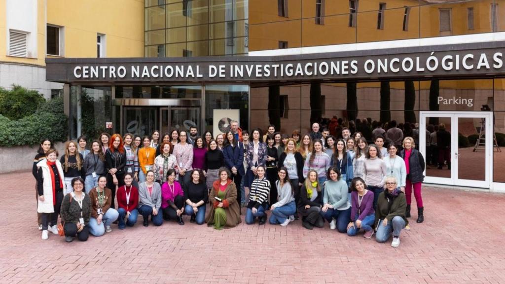 Personal del CNIO a la entrada del centro.