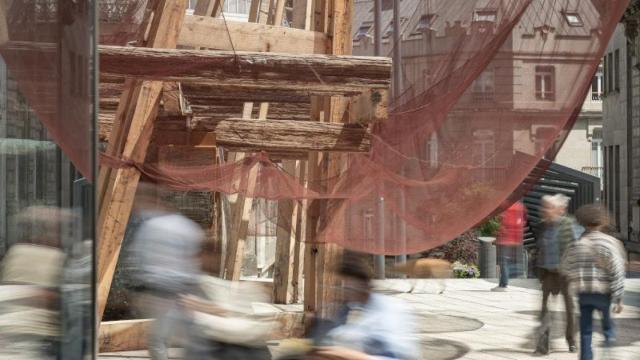 La batea de ¡Qué faena(r)! se exhibió en la Porta do Sol de Vigo.