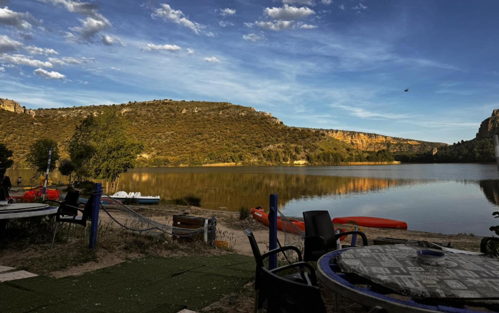 Imagen de la playa de Las Vencías y la terraza de uno de sus chiringuitos