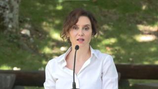Isabel Díaz Ayuso, presidenta de la Comunidad de Madrid, en la nueva área de descanso Pradera de la Virgen de la Peña.