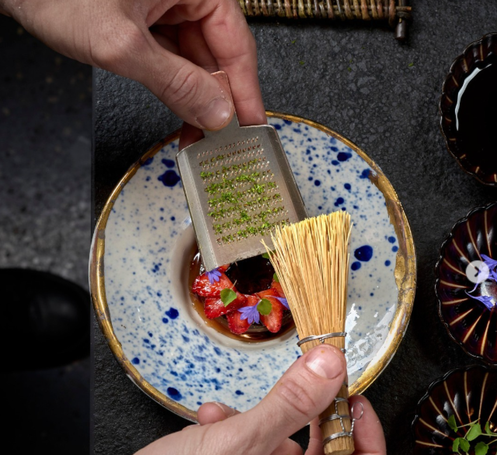 Creme Caramel de sésamo negro, fresas Mara des Bois y su esencia oxidada, un plato de Smoked Room.