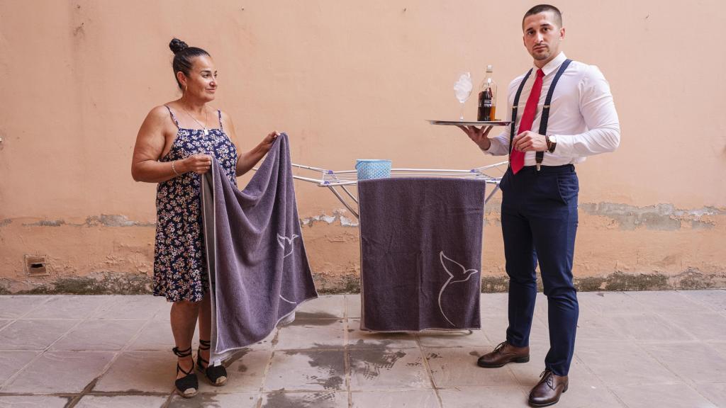 Cristian y su madre, María, en el patio de luces del edificio.