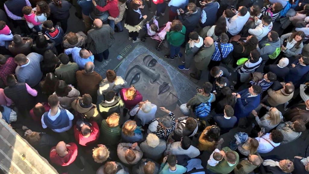 El peruano que perdió la fe por la muerte de su hijo ahora se gana la vida pintando vírgenes sevillanas