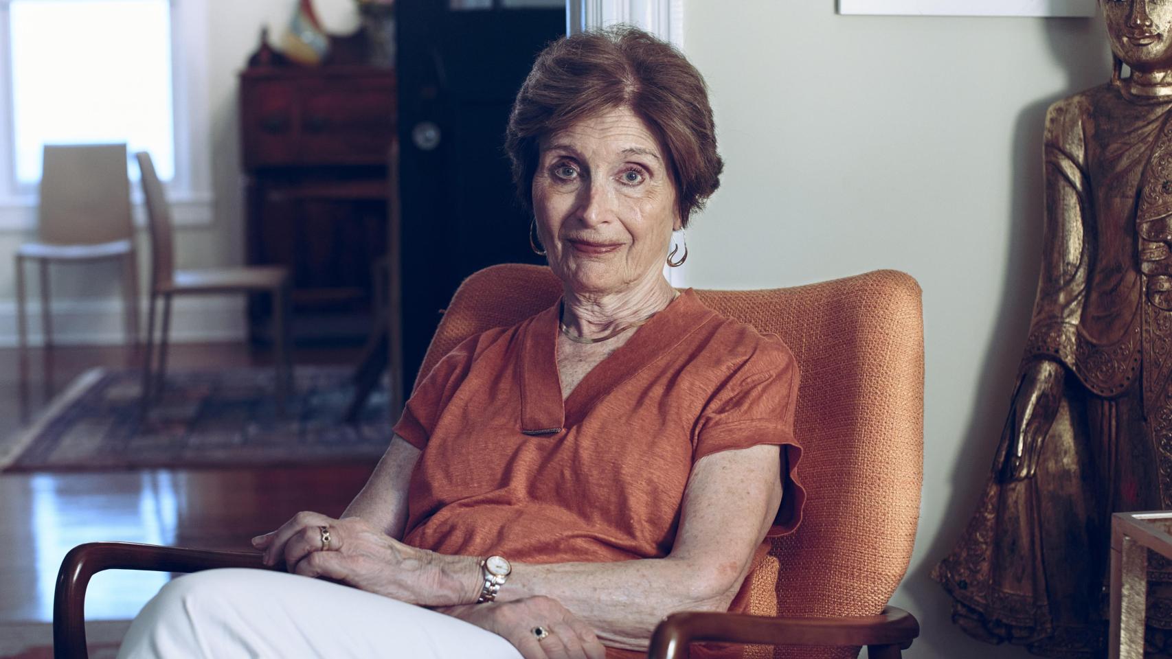 La historiadora Amy Knight posa en el salón de su casa.