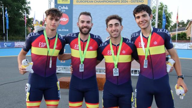 Manu Taibo (derecha) junto al resto del equipo español