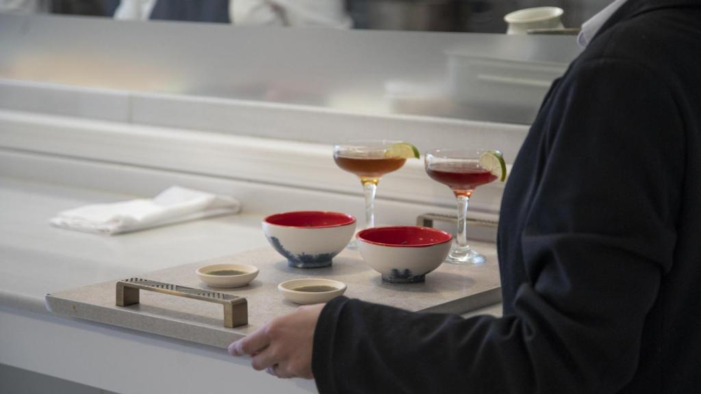 Entregando uno de los pases en Raíces.