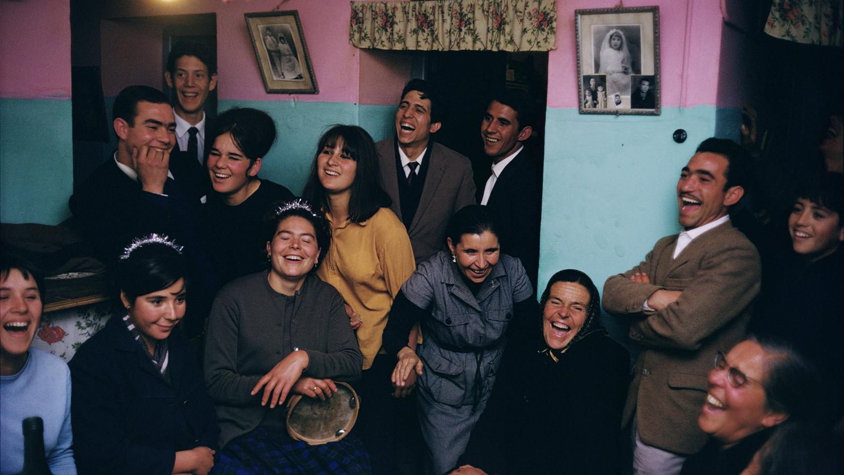 Joel Meyerowitz: 'Familia Escalona y amigos, Málaga, España', 1967. Cortesía del artista