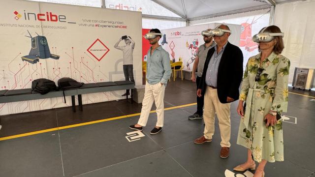 El subdelegado del Gobierno en Pontevedra, Abel Losada, en la exposición.