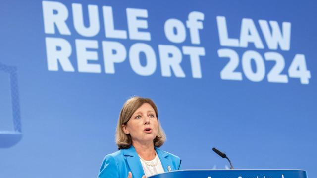 La vicepresidenta de la Comisión, Vera Jourova, durante la presentación este miércoles del informe sobre el Estado de derecho