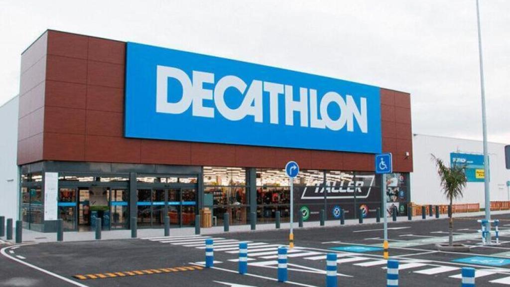 Fachada de un Decathlon.
