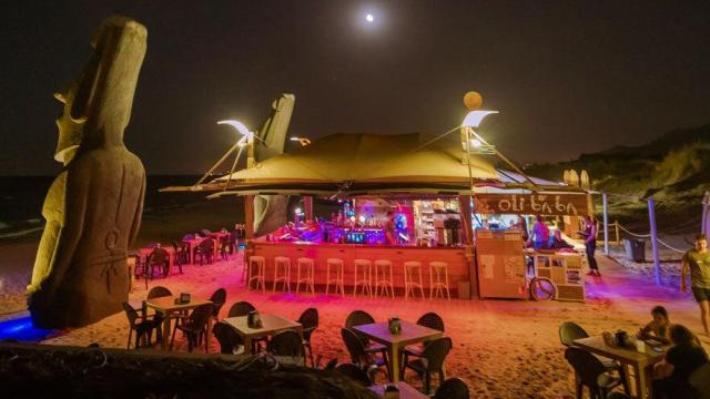 Ambiente de una noche de verano en este chiringuito.