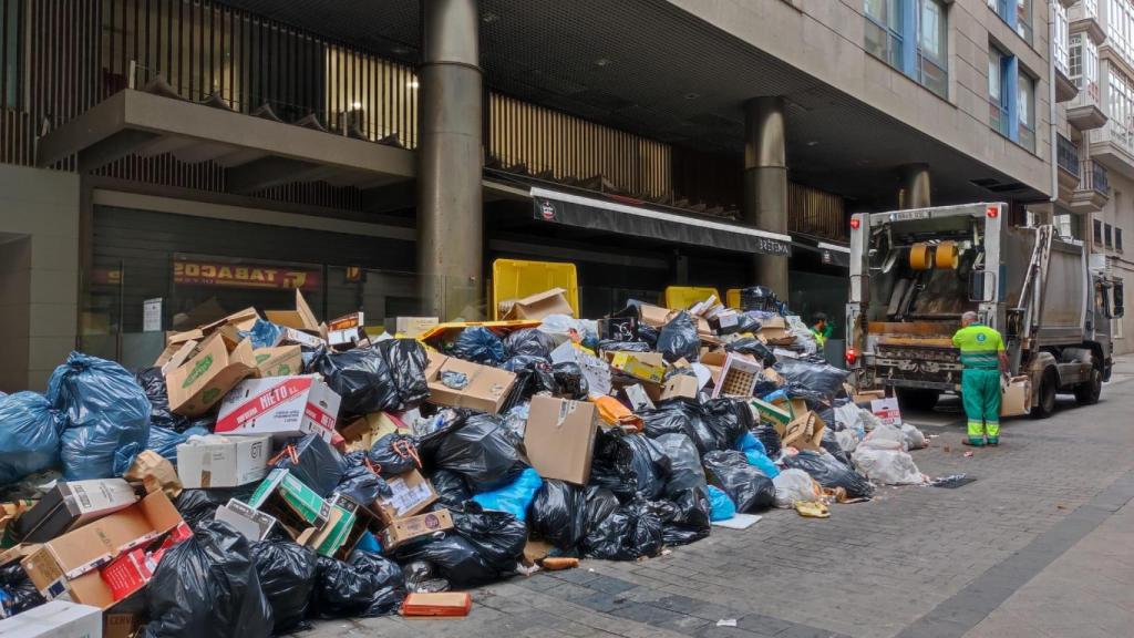 Uno de los camiones de Valoriza, empresa contratada durante la emergencia sanitaria en A Coruña