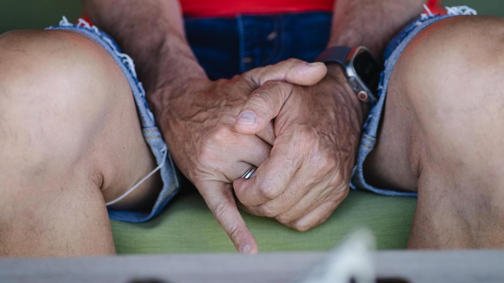 Primer plano de las manos de José Ramón de la Morena.