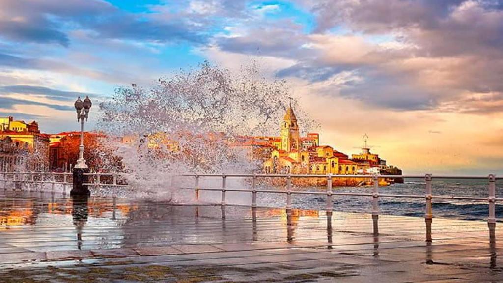 Paseo marítimo de la Playa de San Lorenzo, en Gijón