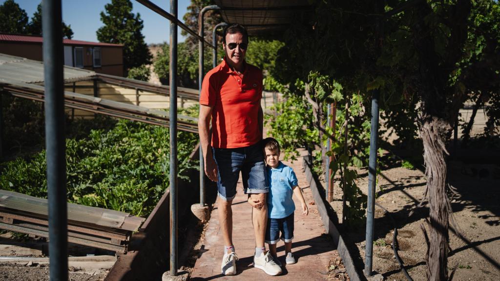 De la Morena con su hijo agarrado de la pierna.