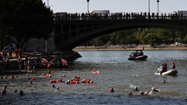 Un grupo de ciudadanos se baña en el Sena después de que lo hiciera la alcaldesa de París.
