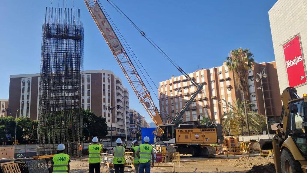 Imagen de los trabajos de construcción de las pantallas del Metro de Málaga en la zona de El Corte Inglés.