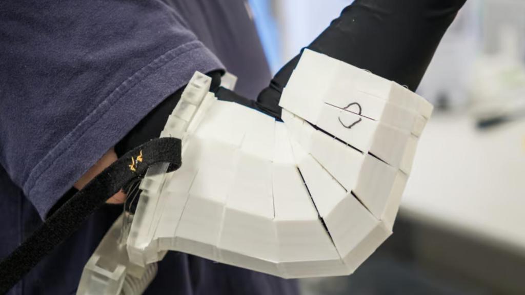 El tejido formando una codera.