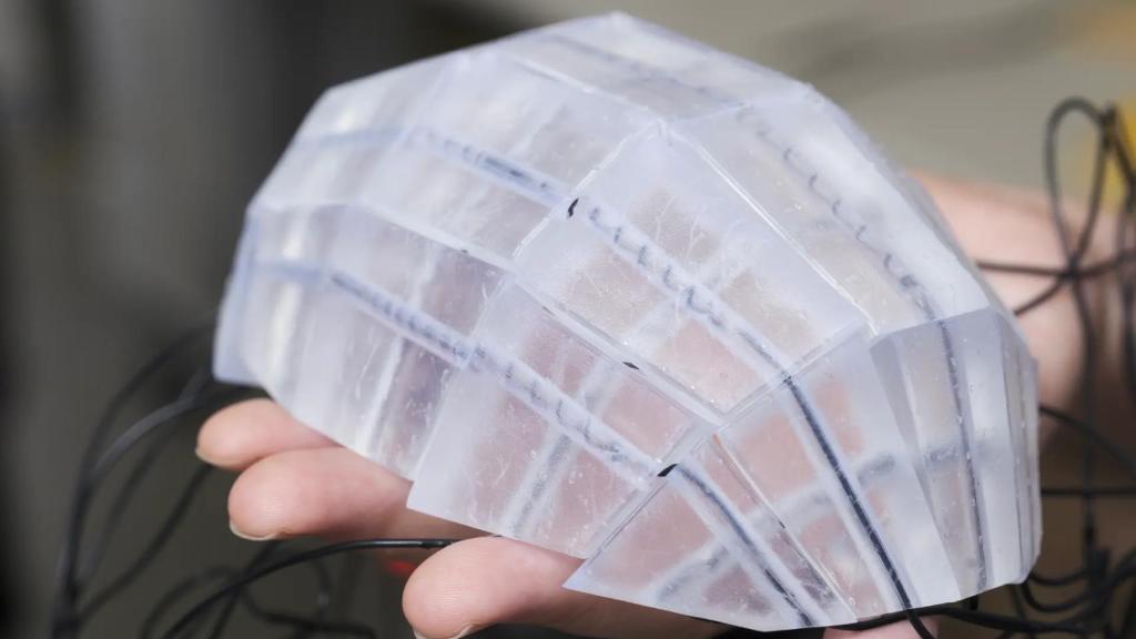 Un casco de bicicleta hecho del tejido.