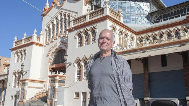 Juan Ramón Lucas posa delante de la Catedral del Cante y antiguo mercado público del municipio de La Unión, Murcia.