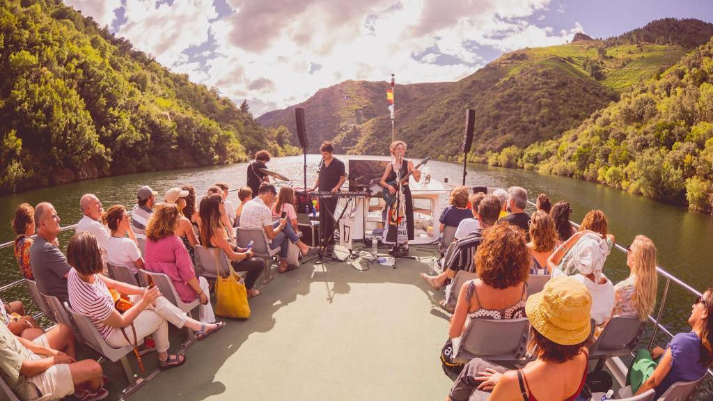 Un concierto en un barco por la Ribeira Sacra en una edición anterior del festival
