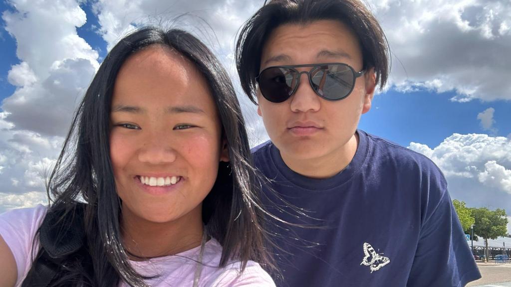 Xiao tiene 19 años y Yoyó, 13. Ambos fueron adoptados por Blanca Rudilla y su marido a través del 'Pasaje Verde'.