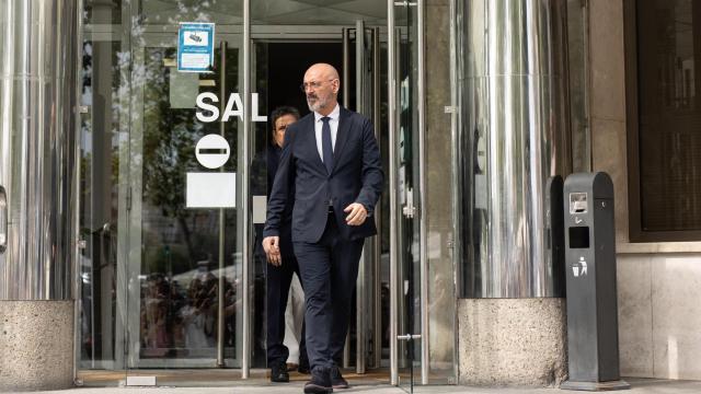 El rector de la Universidad Complutense, Joaquín Goyache, a su salida de los juzgados este lunes.