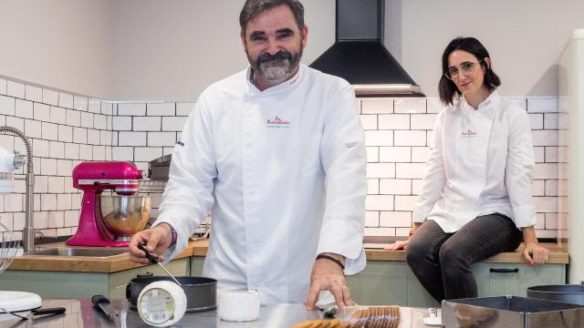 Miguel Ángel Marcos y María Lucas de La Lucastería en su obrador de Navalcarnero.