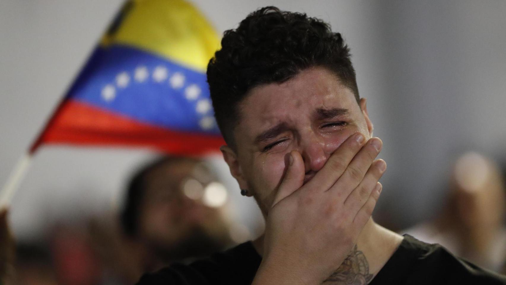 Un venezolano, a las afueras de la embajada de Venezuela en Ciudad de Panamá tras las elecciones.