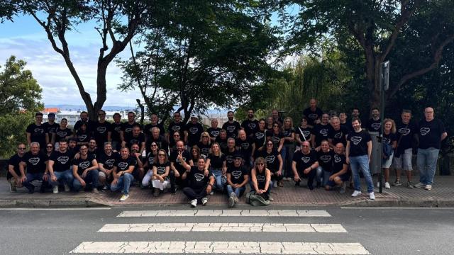 Los participantes de Santa Cunca posan frente al Fiuza, en la Avenida de Navarra