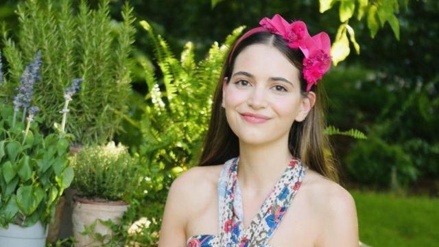 Mujer luciendo accesorios hechos con flores preservadas.