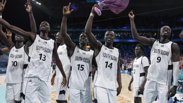 Jt Thor, Majok Deng, Sunday Dech, Peter Jok y Wenyen Gabriel, de Sudán del Sur, celebran la victoria en su debut olímpico frente a Puerto Rico