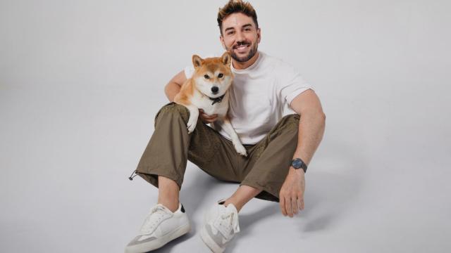 Javier González, CEO de IAM Creative Studio, posa para el lente de su mano derecha, Pablo.