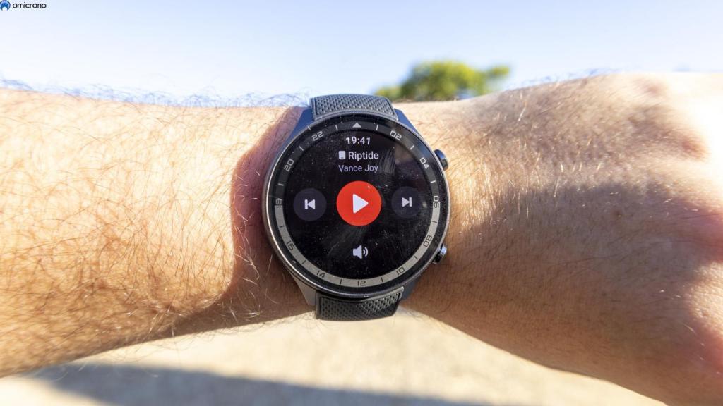 OnePlus Watch 2R a pleno sol.