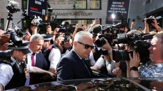 Huw Edwards, ex presentador de noticias de la BBC, sale de un coche frente al Tribunal de Magistrados de Westminster tras ser acusado de delitos relacionados con imágenes indecentes de niños, el 31 de julio de 2024 en Londres.