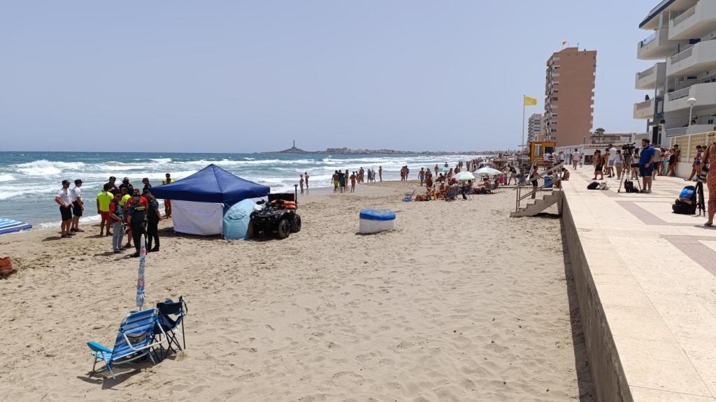 La carpa que el equipo de búsqueda montó este martes en la playa de Las Sirenas (La Manga) para cubrir el cuerpo del joven Emmanuel tras haber sido localizado.