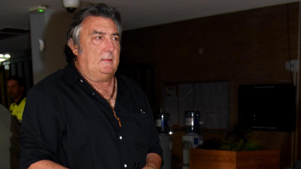 Rafi Camino, totalmente roto, a su llegada al tanatorio de Camas, Sevilla, este pasado 30 de julio.