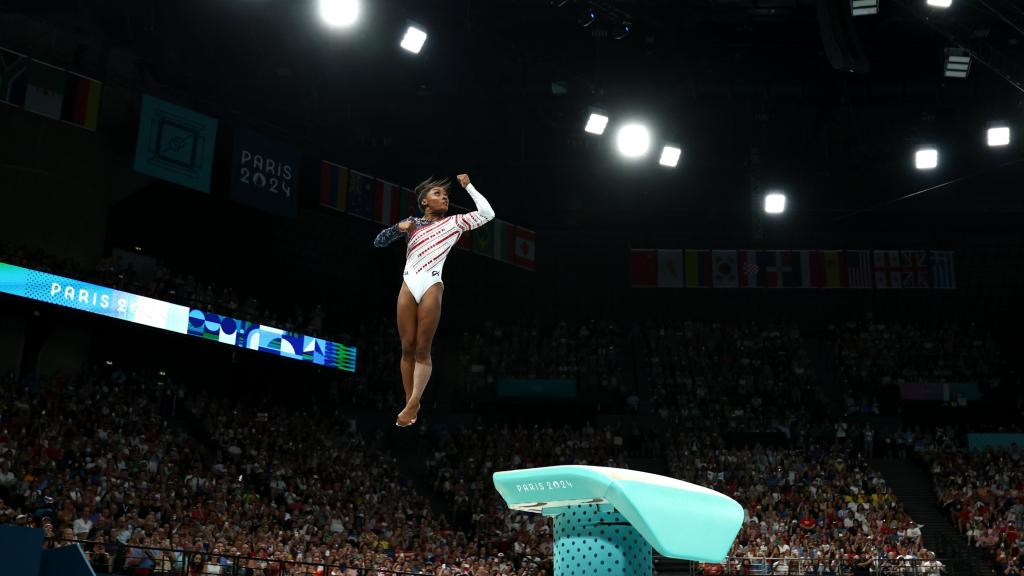 Simone Biles durante su competición en los Juegos de París.
