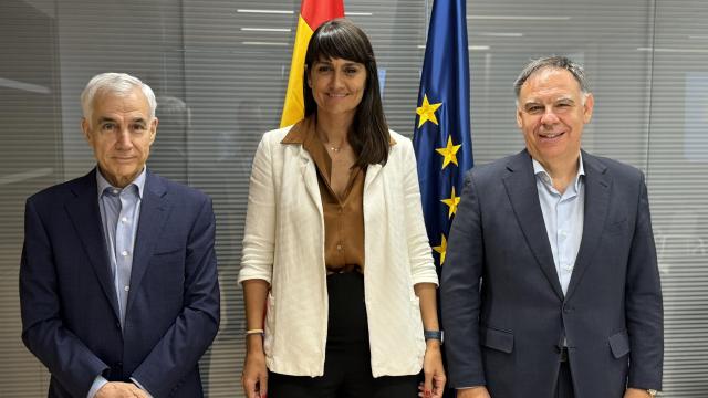 De izquierda a derecha: Jaime Martorell, María González Veracruz y Javier Ponce tras la reunión del Consejo Rector de la SETT.