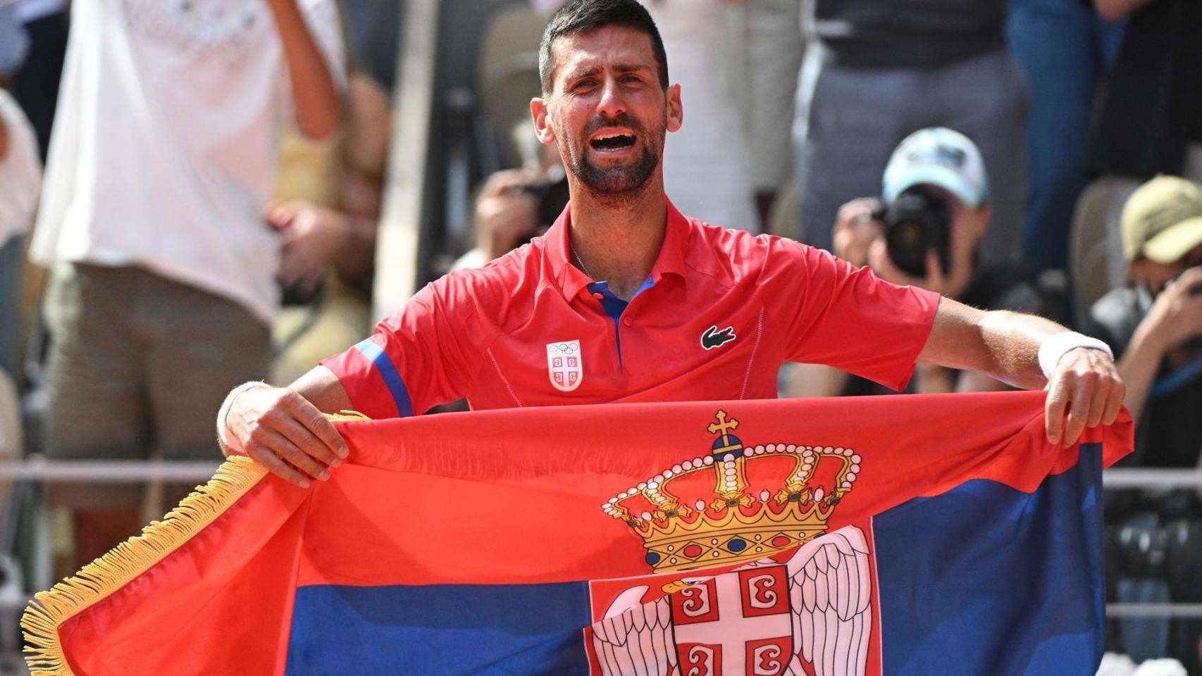 Novak Djokovic, con la bandera de Serbia tras ganar en oro en los JJOO de París 2024