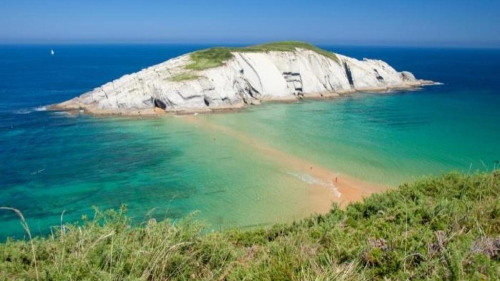 Vista de la playa del islote de Castro.
