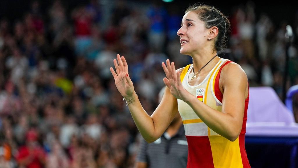 Carolina Marín se derrumba tras tener que abandonar la semifinal de los JJOO por lesión.
