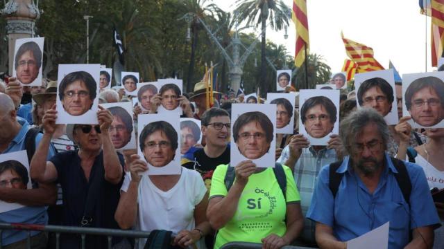 Los manifestantes se colocan caretas con el rostro de Puigdemont, el 8 de agosto de 2024 en Barcelona.