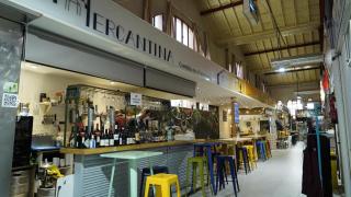 El puesto de mercado en el centro de Madrid que pone guisos de tapa